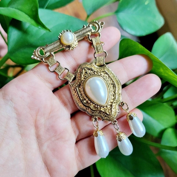 Vintage Ornate Faux Pearl Boucher Brooch Pin - Picture 4 of 7